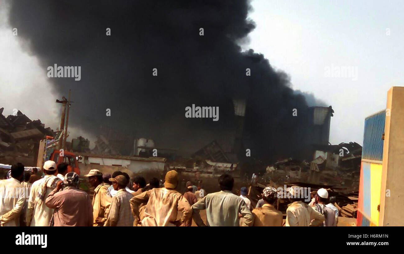 Il mozzo. 1 Nov, 2016. Persone sostare nelle vicinanze di un ardente nave presso il sito di esplosione nel sud-ovest del Pakistan mozzo, nov. 1, 2016. Almeno dieci operai sono stati uccisi e 50 altri feriti in un'esplosione durante il lavoro su una nave smantellati in un cantiere di demolizione di navi in il Pakistan a sud-ovest del distretto di mozzo martedì, hanno detto i funzionari. Credito: Stringer/Xinhua/Alamy Live News Foto Stock