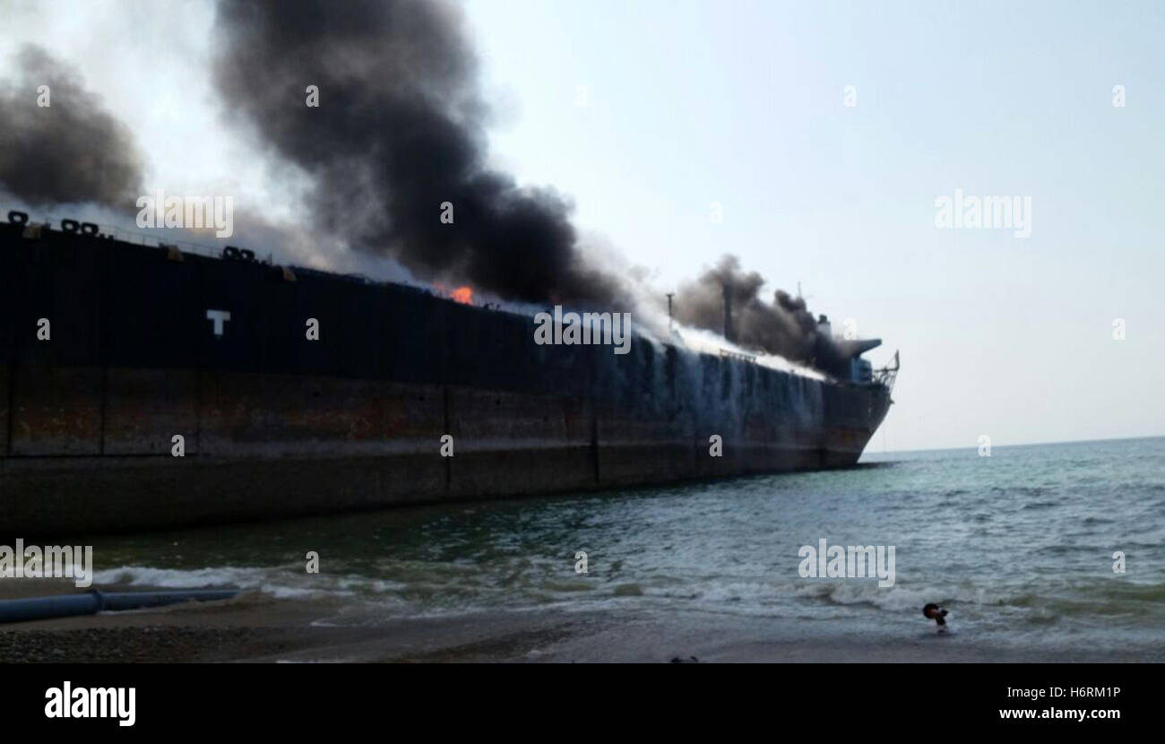 Il mozzo. 1 Nov, 2016. Un ardente nave è visto presso il sito di esplosione nel sud-ovest del Pakistan mozzo, nov. 1, 2016. Almeno dieci operai sono stati uccisi e 50 altri feriti in un'esplosione durante il lavoro su una nave smantellati in un cantiere di demolizione di navi in il Pakistan a sud-ovest del distretto di mozzo martedì, hanno detto i funzionari. Credito: Stringer/Xinhua/Alamy Live News Foto Stock