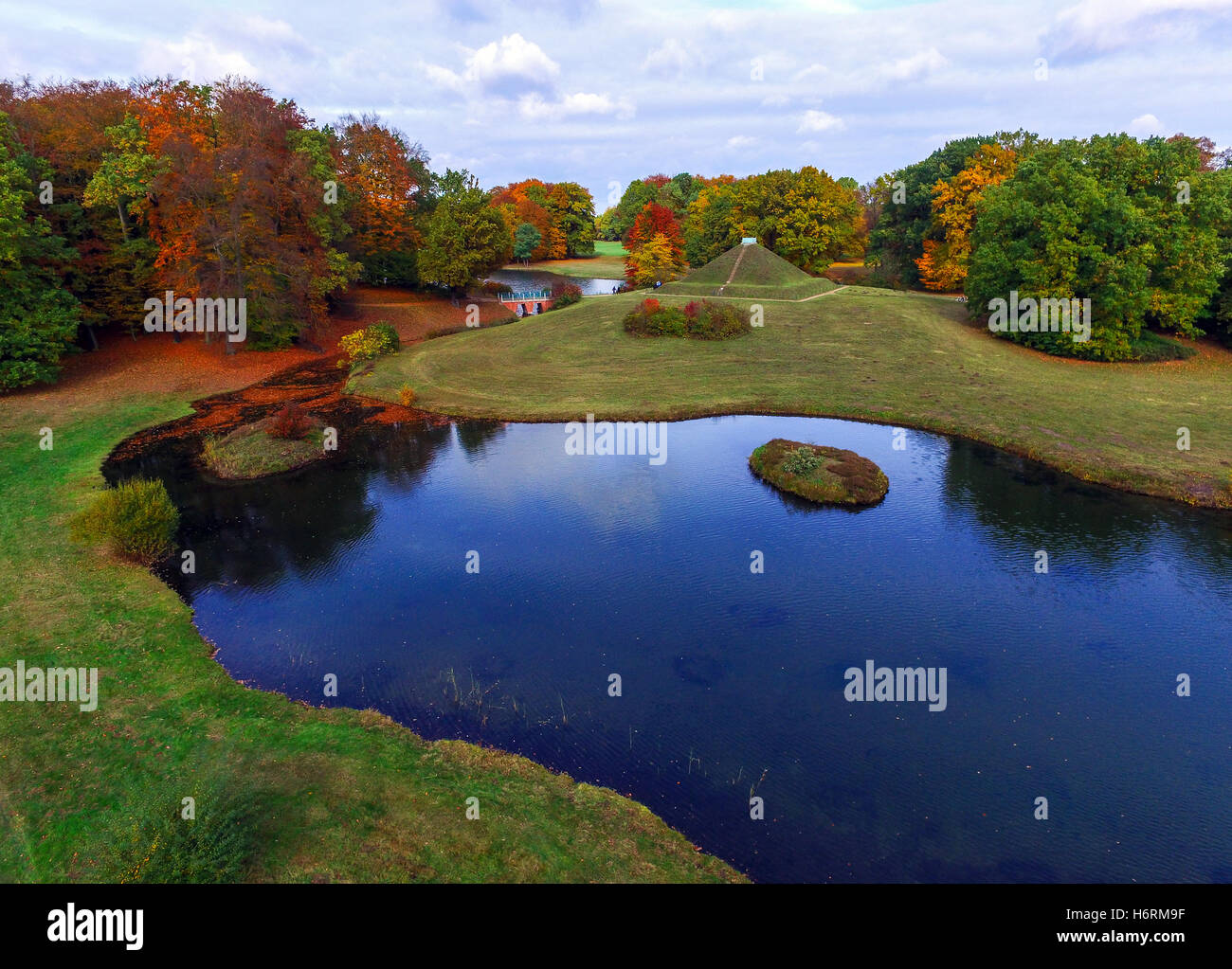 Cottbus, Germania. 29 ott 2016. Un'immagine presa da un drone mostra la autumnal Fürst-Pückler-Parco Branitz vicino a Cottbus, Germania, 29 ottobre 2016. Progettato da Hermann Fürst von Pückler-Muskau, il parco è considerato come l'ultimo grande paesaggio tedesco giardino. Foto: Patrick Pleul/dpa/Alamy Live News Foto Stock