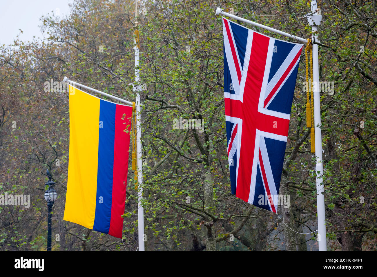 Londra, Regno Unito. 1 novembre 2016. Bandiere colombiane e Union Jack la linea Mall. Visita di Stato del Presidente della Repubblica di Colombia, Sua Eccellenza il presidente Juan Manuel Santos Calderón,: stato carrello arrivo a Buckingham Palace. Credito: Stephen Chung / Alamy Live News Foto Stock