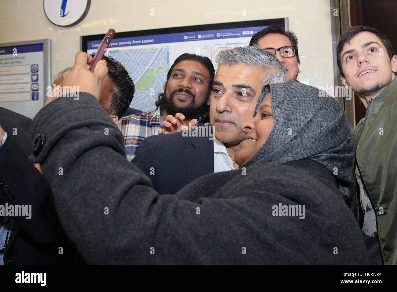 Leyton La stazione della metropolitana di Londra, Regno Unito. 1 Nov, 2016. Il sindaco di Londra Sadiq Khan incontra il personale delle forze armate britanniche papaveri di vendita a Leyton Stazione della Metropolitana per contribuire ad aumentare la consapevolezza del Royal BritishLegion londinese di giorno di papavero. Credito: Dinendra Haria/Alamy Live News Foto Stock