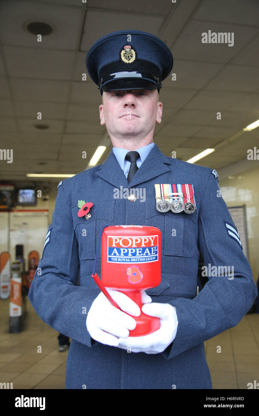 Leyton La stazione della metropolitana di Londra, Regno Unito. 1 Nov, 2016. Cpt Sean Povey, RAF Halton conun papavero scatola di donazione. Il sindaco di Londra Sadiq Khan incontra il personale delle forze armate britanniche papaveri di vendita a Leyton Stazione della Metropolitana per contribuire ad aumentare la consapevolezza del Royal BritishLegion londinese di giorno di papavero. Credito: Dinendra Haria/Alamy Live News Foto Stock