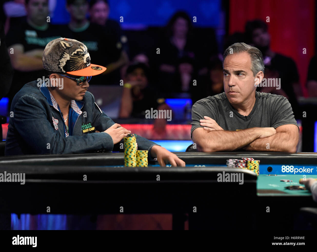 Las Vegas, Nevada, USA. 1 Nov, 2016. Qui Nguyen (L) di Las Vegas e Cliff Josephy di New York competere durante il tavolo finale al 2016 World Series of Poker Main Event al Rio Hotel & Casino Lunedì, Ottobre 31, 2016 a Las Vegas. Credito: David Becker/ZUMA filo/Alamy Live News Foto Stock