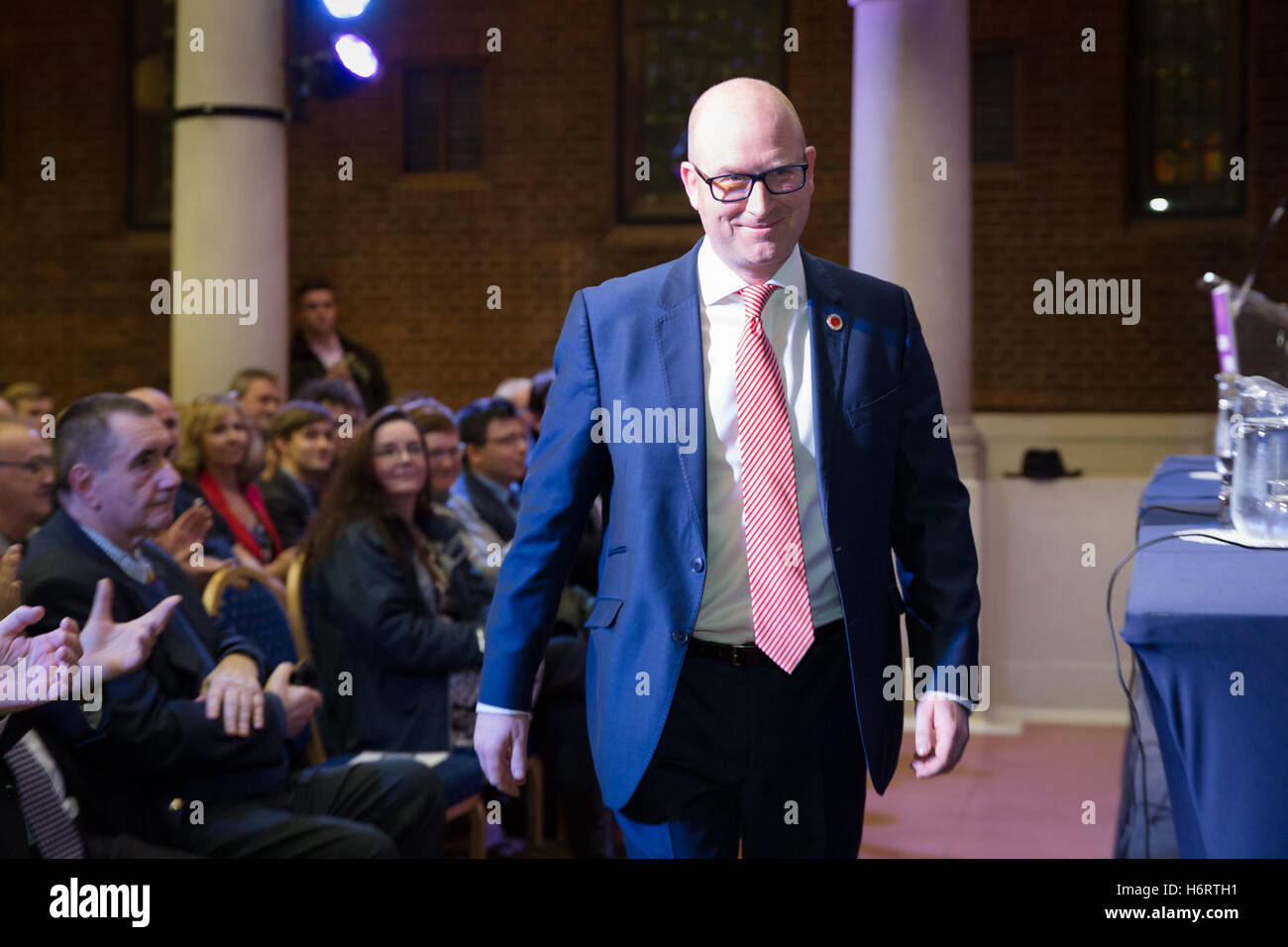 Londra, Regno Unito. 1 Nov 2016. Leadership UKIP candidato, Paolo Nuttall arriva presso il Centro Emmanuel. Credito: Vickie Flores/Alamy Live News. Foto Stock