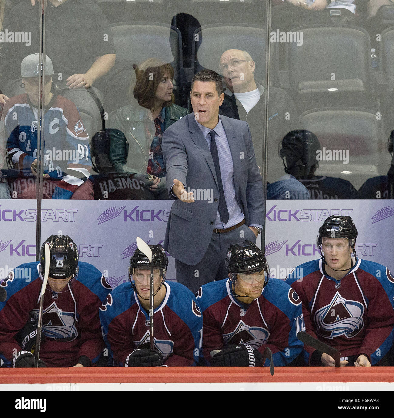 Denver, Colorado, Stati Uniti d'America. 1 Nov, 2016. Avalanche Head Coach JARED BEDNAR, centro grida fuori di istruzioni per il suo team durante la 2a. Periodo presso il Pepsi Center martedì sera. I Predatori battere la valanga 5-1. Credito: Hector Acevedo/ZUMA filo/Alamy Live News Foto Stock