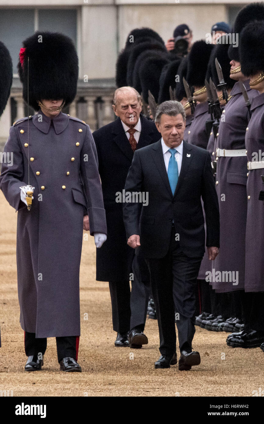 Londra, Regno Unito. 1 Novembre, 2016. Il presidente colombiano Juan Manuel Santos, accompagnato dal Duca di Edimburgo, ispeziona la Guardia d'onore al primo giorno della sua visita di stato in UK Credit: Guy Corbishley/Alamy Live News Foto Stock