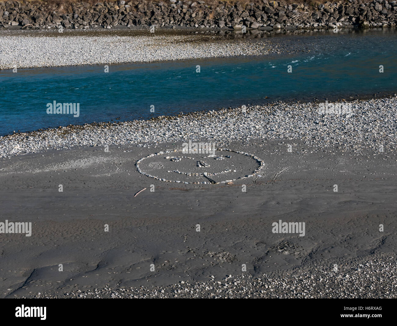 Un sorriso fatto di rocce su un sandbank Foto Stock