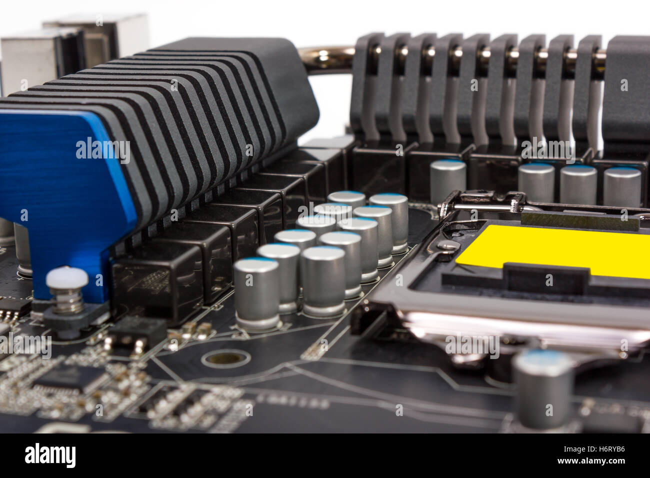 Alimentazione multifase di sistema processore moderno con il dissipatore di calore e il socket della CPU Foto Stock