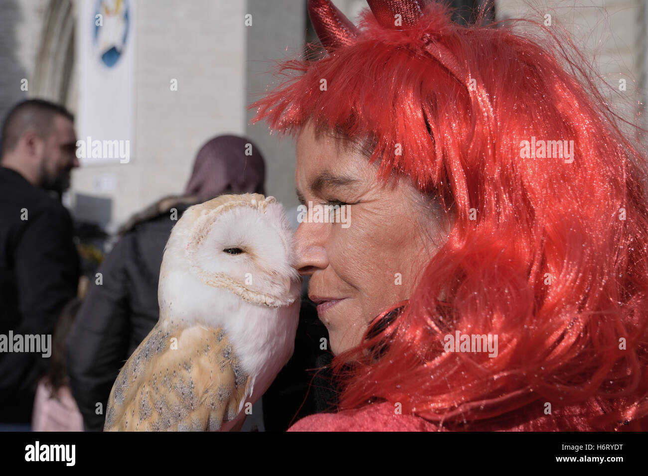 Festa di Halloween nel centro storico della città a ottobre 29, 2016 a Halle, in Belgio. Prestazioni 'uccelli del cielo su ce Foto Stock