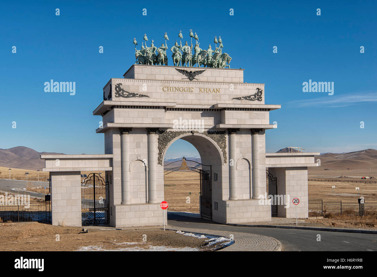 Porta di ingresso a Gengis Khan Statua equestre parco vicino a Ulaanbaatar, in Mongolia Foto Stock