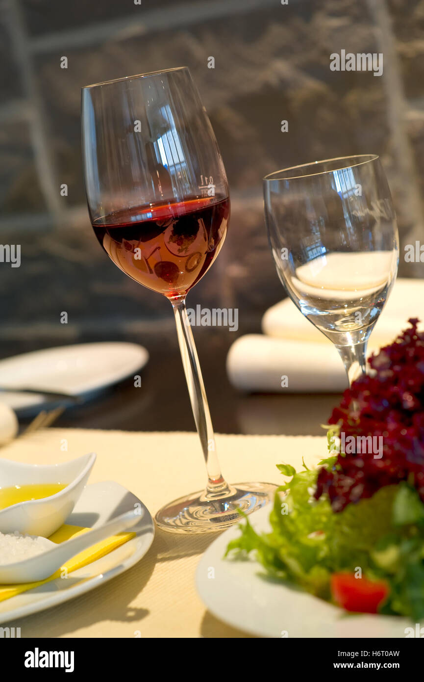Coperto tavolo da pranzo con bicchieri di vino Foto Stock
