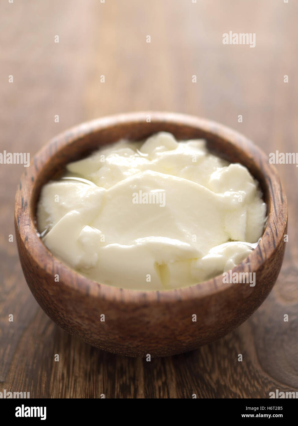 Latte inacerbirsi calcio ingrediente di prodotti lattiero-caseari snack yogurt closeup colore latte rinfresco verticale piana acide nessuno calcio colore lattiero-casearia Foto Stock