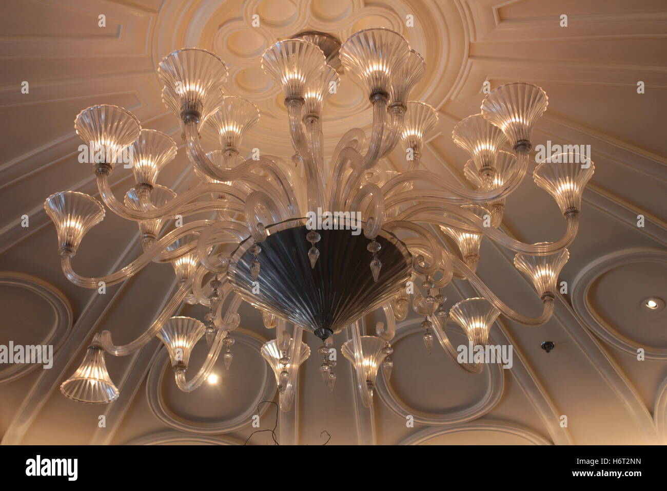 Elegante lampadario in vetro Foto Stock