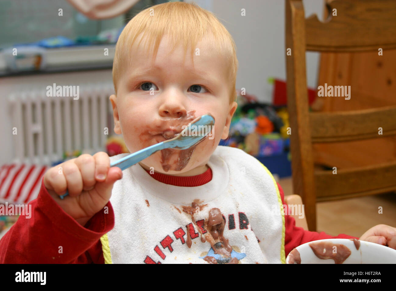 Bambino piccolo mangia Foto Stock