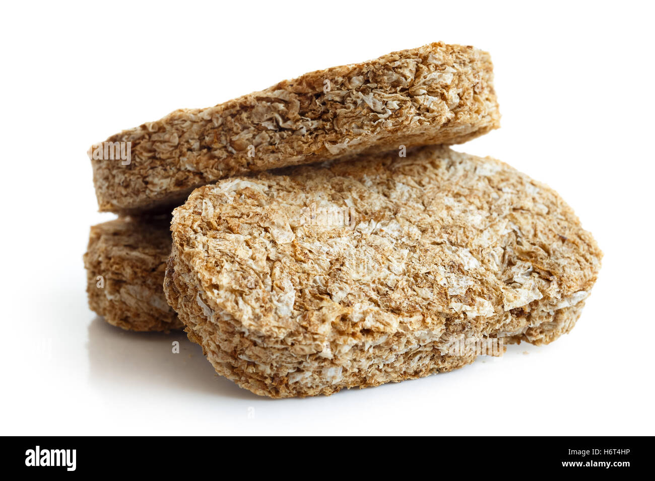 Tre di tutto il grano biscotti Colazione isolato su bianco in prospettiva. Foto Stock