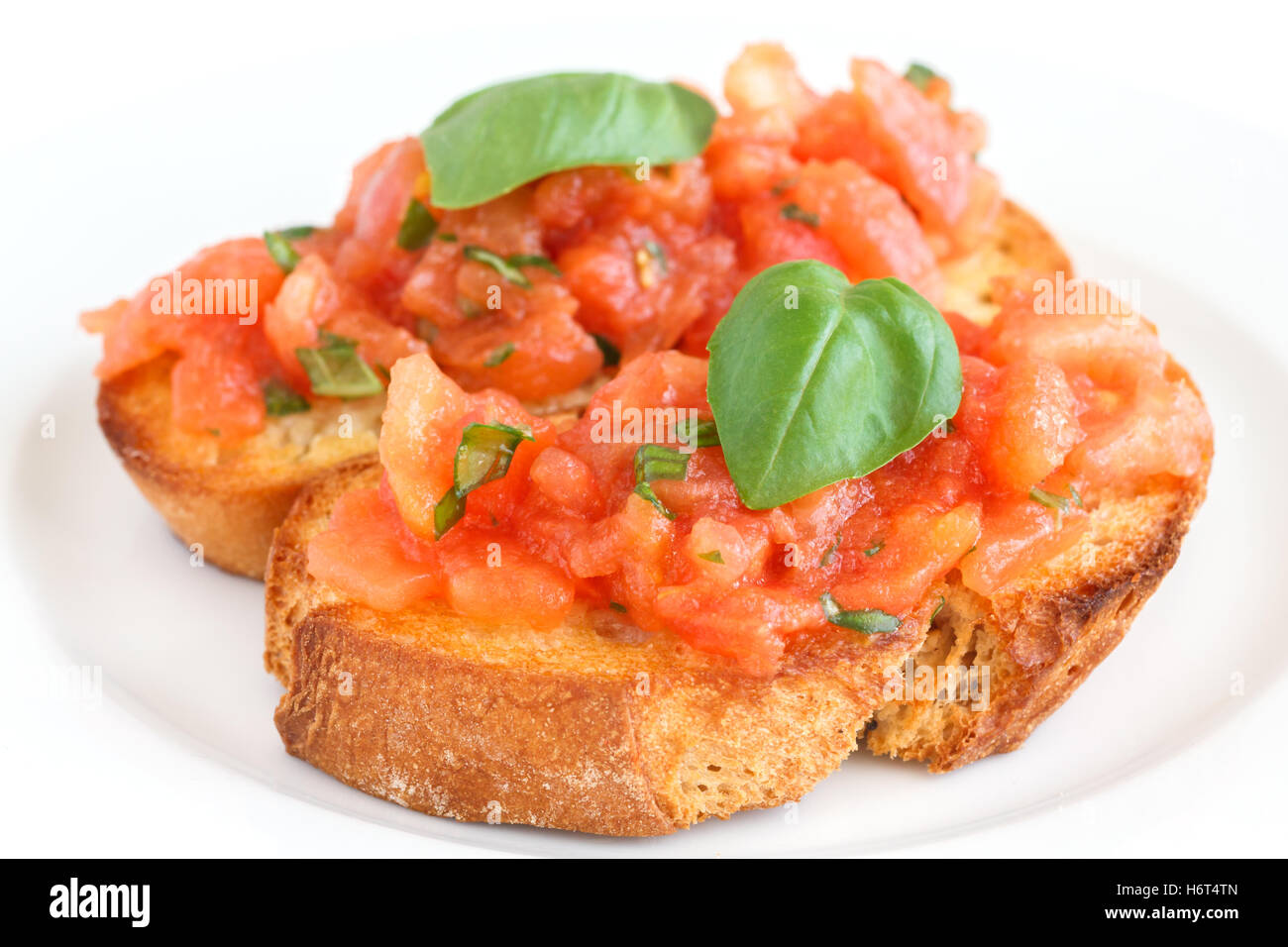 Italiano classico bruschetta con pomodoro e basilico sul pane grigliato. Foto Stock