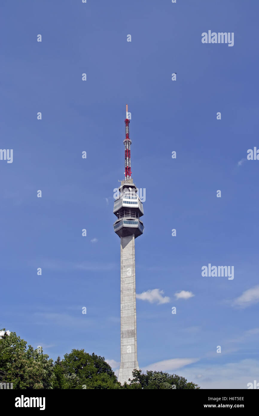 Antenna televisione torre. Segnale televisione torre televisiva. Foto Stock