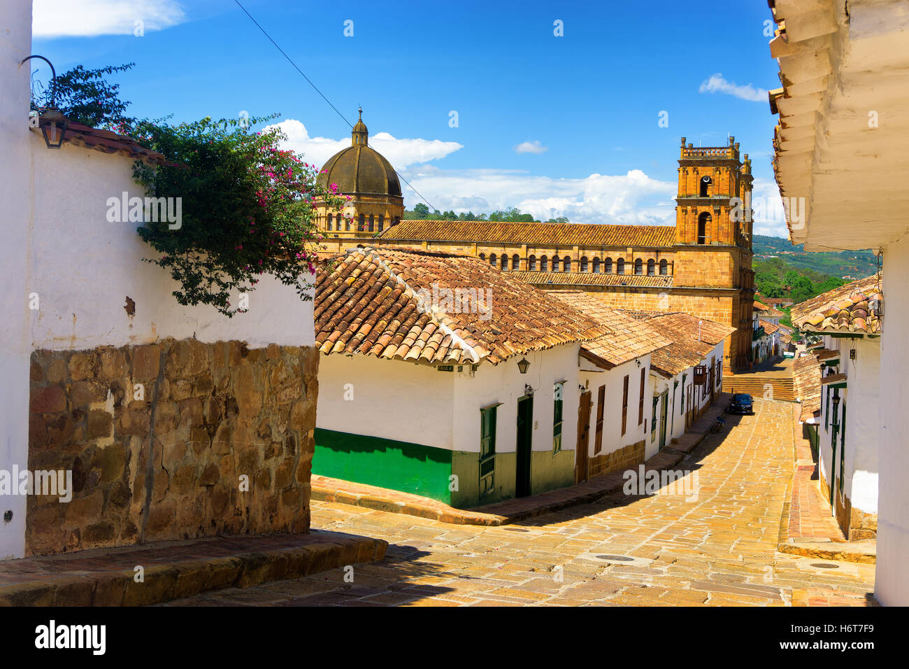 Strada coloniale e la cattedrale in Barichara, Colombia Foto Stock
