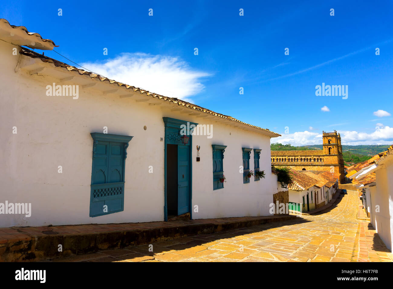 Colonial Street nel quartiere storico di Barichara, Colombia con la cattedrale in background Foto Stock