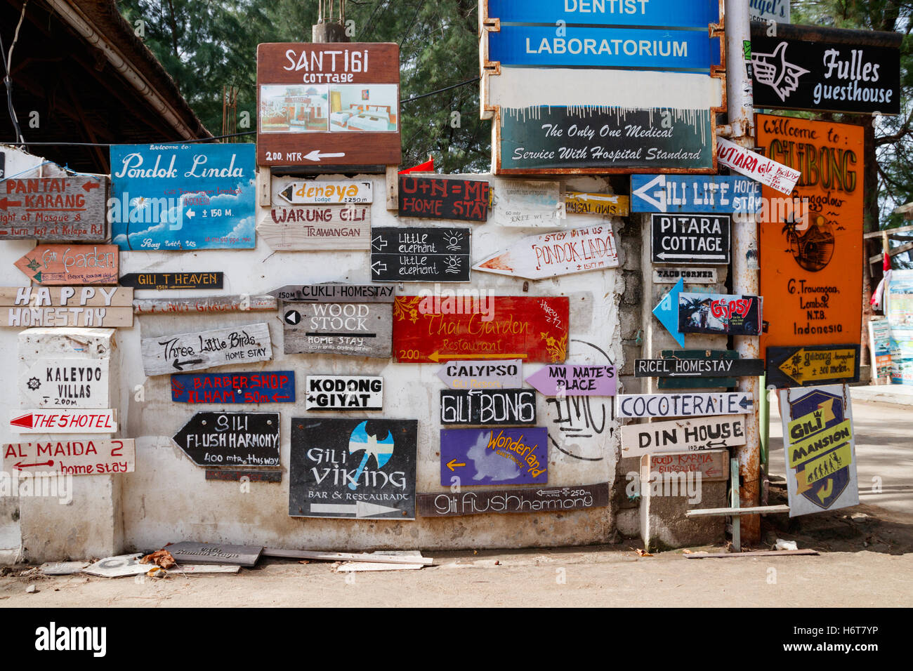 Parete piena di segnaletica dei numerosi alberghi e resorts di Gili Trawangan, Indonesia. Foto Stock