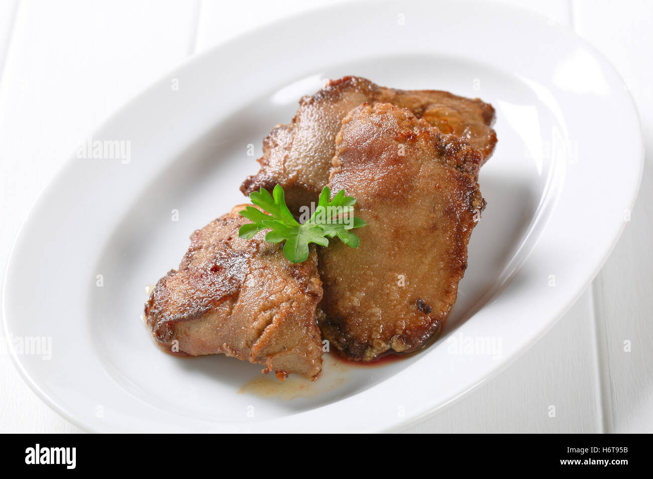 Cibo Aliment Closeup Piastra Piatto Gourmet Pasto Alla Griglia Antipasto Ovale Di Fegato Di Pollo Fritto Di Fegato Bianco Cotto Arrosto Di Arida Foto Stock Alamy
