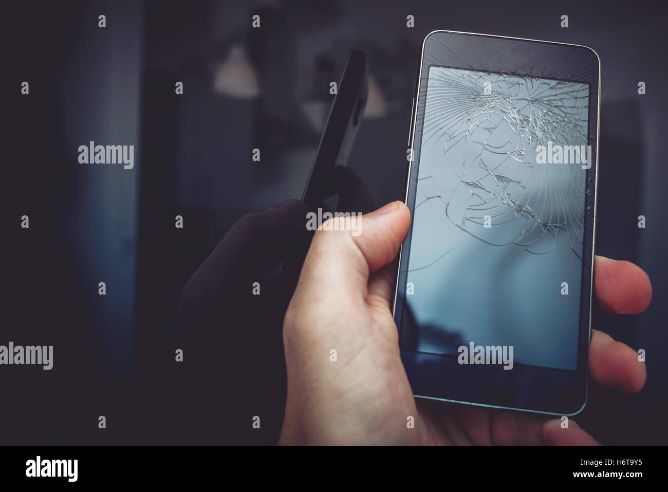 Smartphone rotto il dispositivo mobile. Rotture di schermo di cellulare. Foto Stock