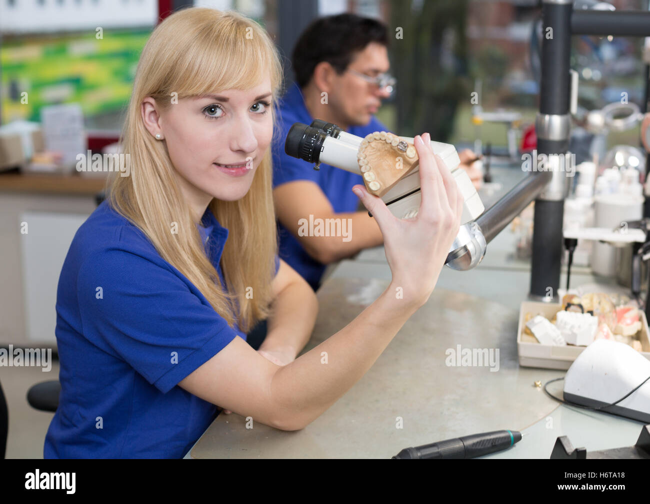 Produzione di dentista odontoiatria laboratorio dentale protesi odontoiatria frastagliati medico medico medico medico donna practicioner Foto Stock