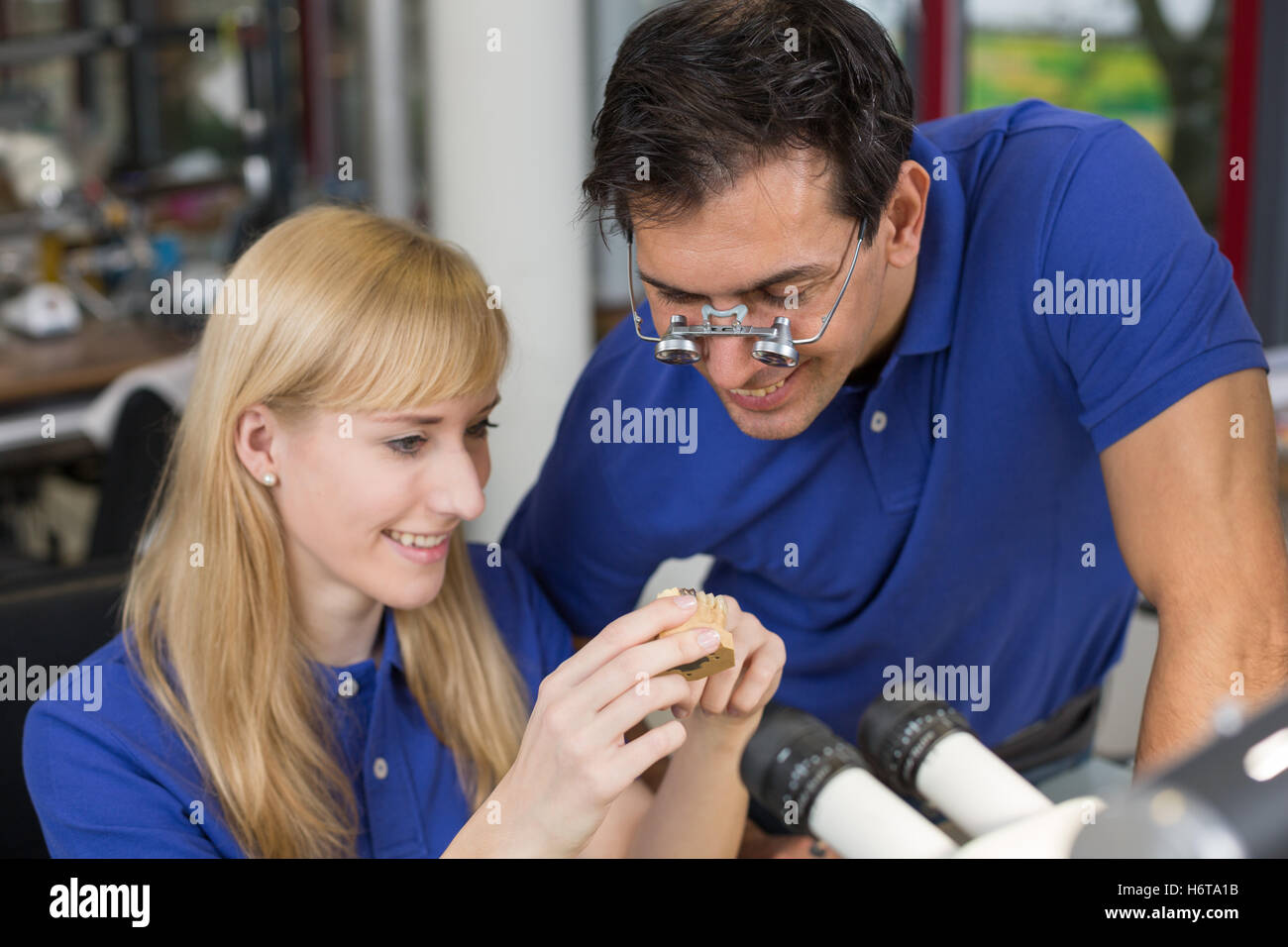 Produzione di dentista odontoiatria laboratorio dentale protesi odontoiatria frastagliati medico medico medico medico donna practicioner Foto Stock