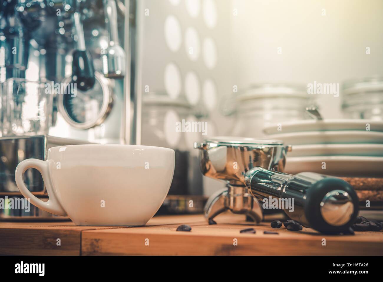 Caffè espresso Caffè. Metallica lucida macchina da caffè in cucina. Foto Stock