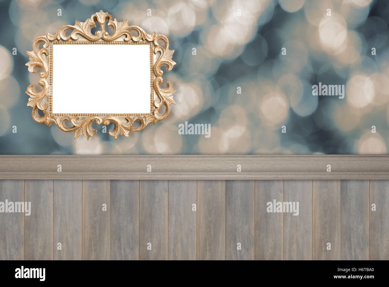 Spazio pubblicitario ornato cornice dorata e pannello in legno parete Foto Stock