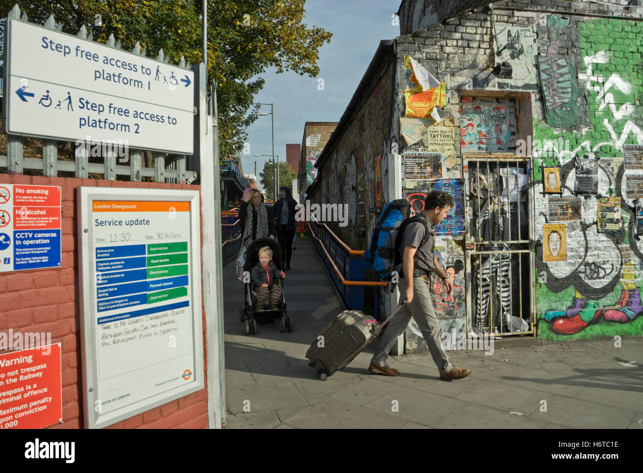 Step-libero accesso a Overground stazione ferroviaria da artisti studios e magazzini a Hackney Wick, le società di costruzione sono di minaccia di sfratto per lo sviluppo di nuovi edifici e uffici. London.UK Foto Stock