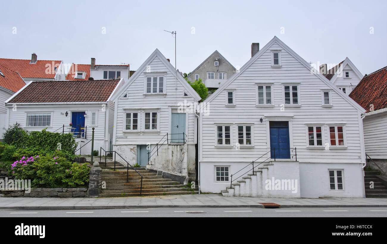 Tipico dipinte di bianco case di legno con porta blu nella vecchia città di  Stavanger, Norvegia Foto stock - Alamy