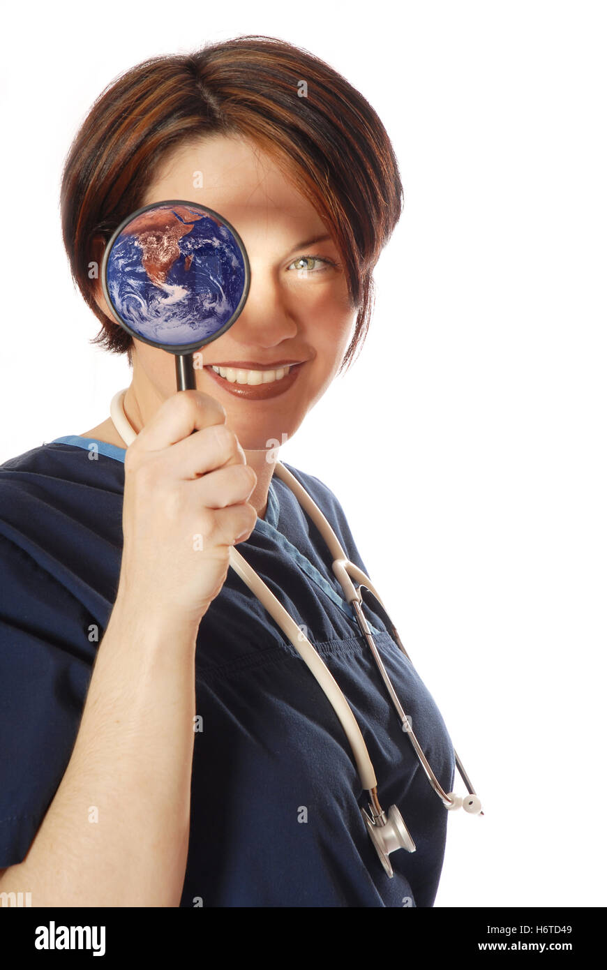 Medico medico medico medico donna practicioner blu calice di vetro tumbler ridere risate ridere twit risatina sorriso sorridente Foto Stock