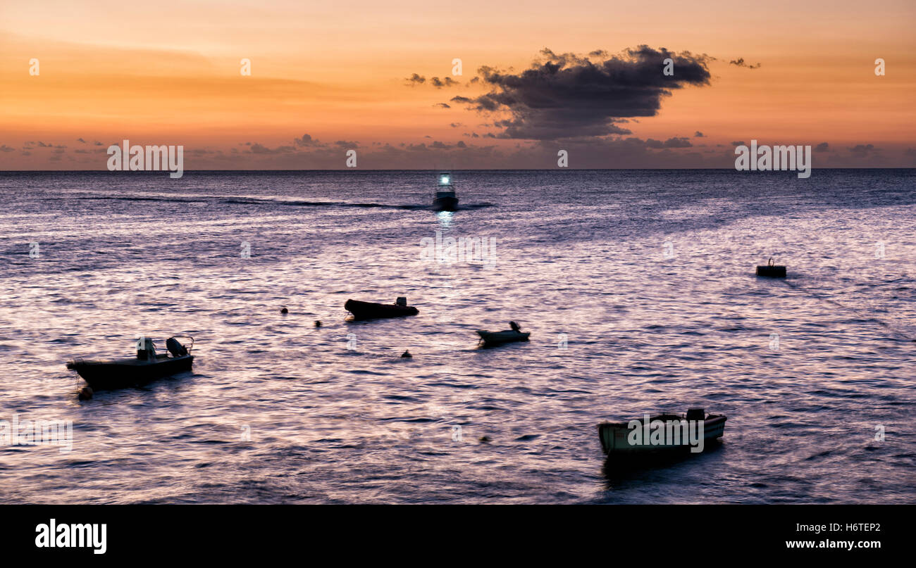 La pesca sportiva gita in barca ritorna al tramonto per Wharf a Georgetown isola dell'Ascensione Foto Stock