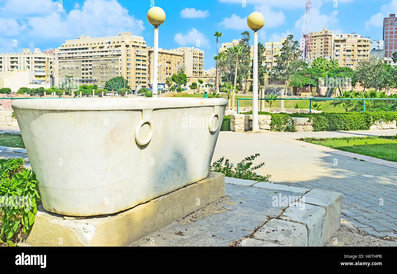Bagno in marmo conservate sinse epoca romana, situato sul territorio del sito archeologico di anfiteatro antico, Alessandria Foto Stock