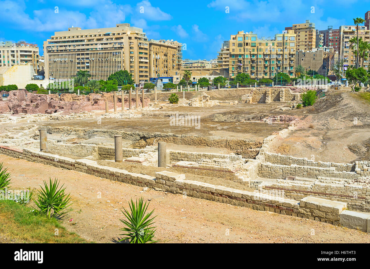 Il sito archeologico di Alessandria consiste delle conserve di fondazioni, rovinato colonne, anfiteatro e alcune sculture Foto Stock