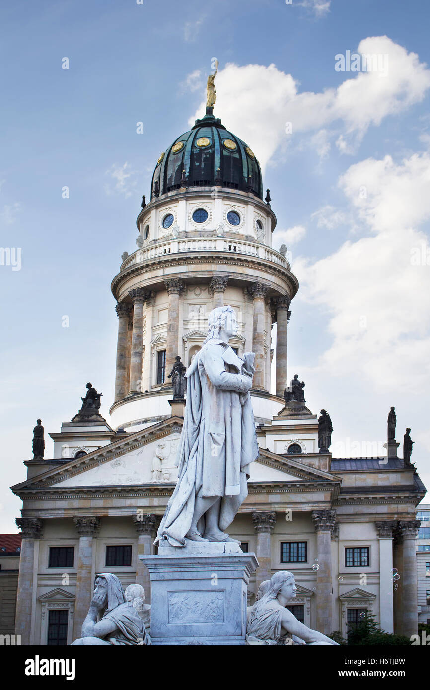 Vista ravvicinata della statua di Schiller, cattedrale francese è in background in Berlino. Foto Stock