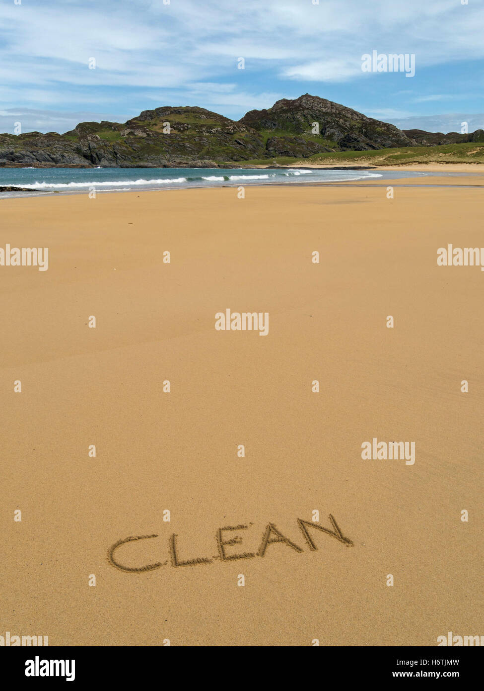 La parola 'pulito' scritta in giallo dorato della sabbia in remoto e perfettamente pulito Kiloran Bay beach, Colonsay, Scotland, Regno Unito. Foto Stock