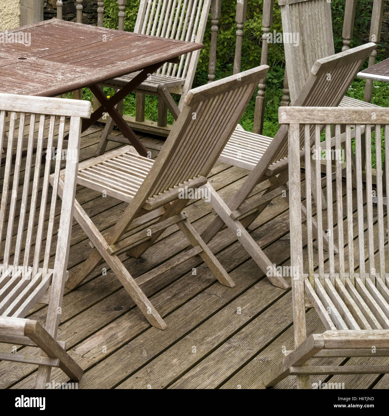 A doghe in legno Sedie da giardino, Colonsay House Gardens, Isola di Colonsay, Scotland, Regno Unito. Foto Stock