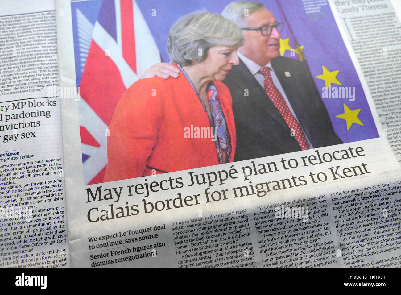 'La May respinge il piano Juppé di delocalizzare il confine di Calais per i migranti A Kent' Guardian migrant giornale titolo su articolo 2016 in Londra Inghilterra Regno Unito Foto Stock