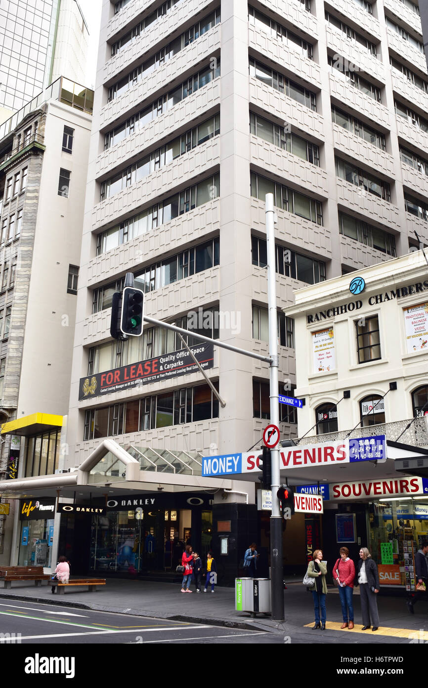Vita cittadina nella trafficata Queen Street nel CBD di Auckland prima della pandemia di Covid-19. Foto Stock