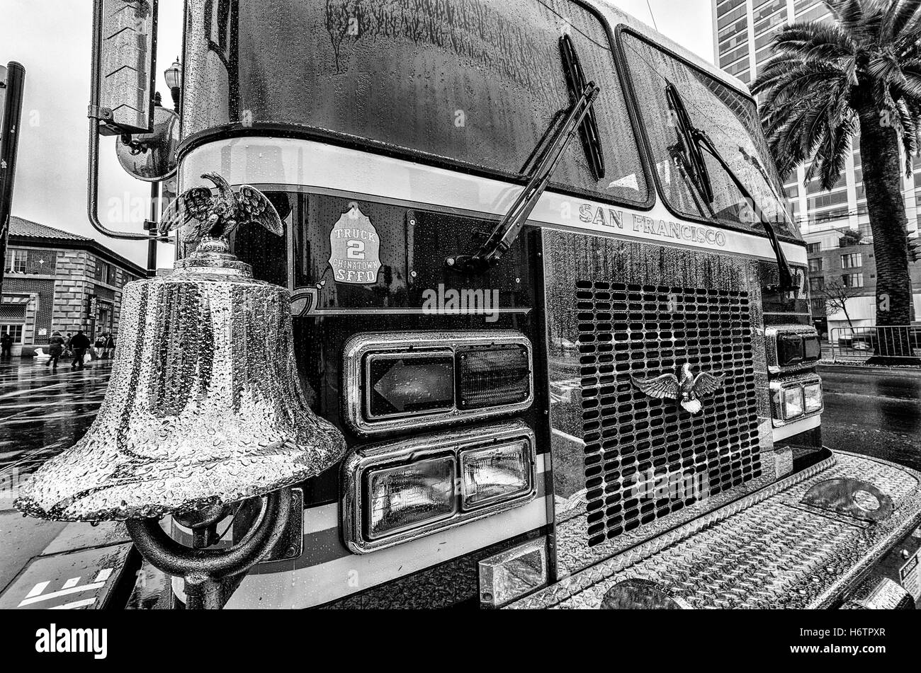 Una campana adorna la parte anteriore di un San Francisco scala a carrello seduta in caso di pioggia l'Embarcadero. Foto Stock