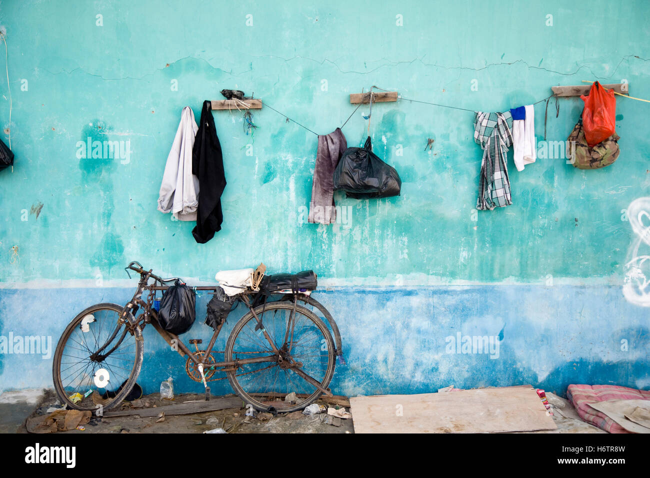 Ancora vita verde blu indonesia baraccopoli di parete sporca abiti abiti nessuno vecchio obsoleto povero miserabile indigente impoverita Foto Stock