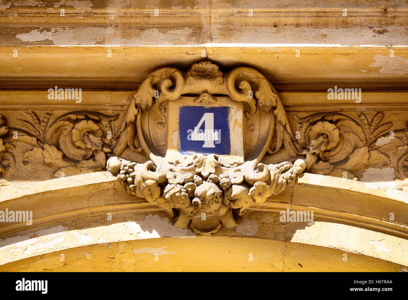 Vista del numero dell'edificio (4) all'ingresso di uno storico di architettura francese a Parigi Foto Stock