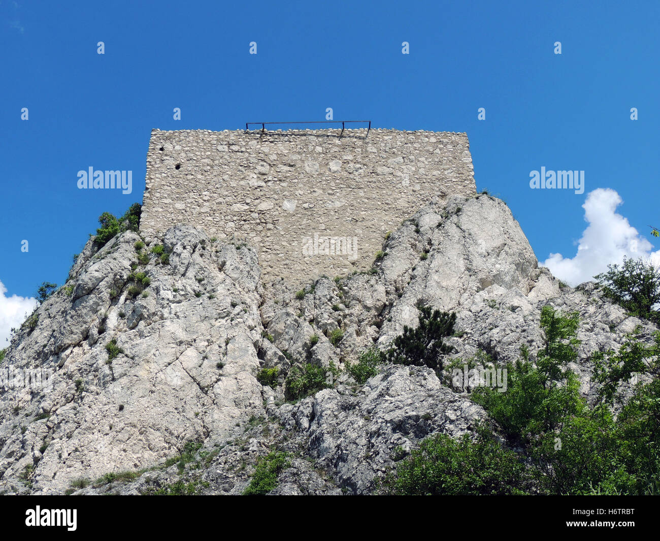 Hill rovina rovine fortificazione mountain storico colle storia antica in pietra austriaci Europa guarda sguardo vedi vista guardando Foto Stock
