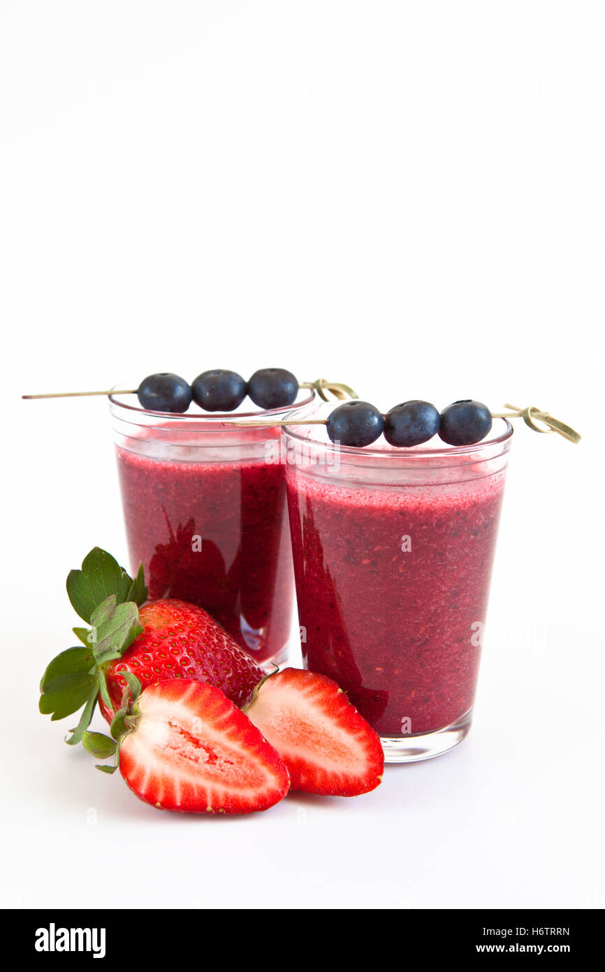 Succo di frutta fragola frullato mirtillo Vitamine Vitamine isolato opzionale succo di frutta fragola frutti succosi frutti di bosco Foto Stock
