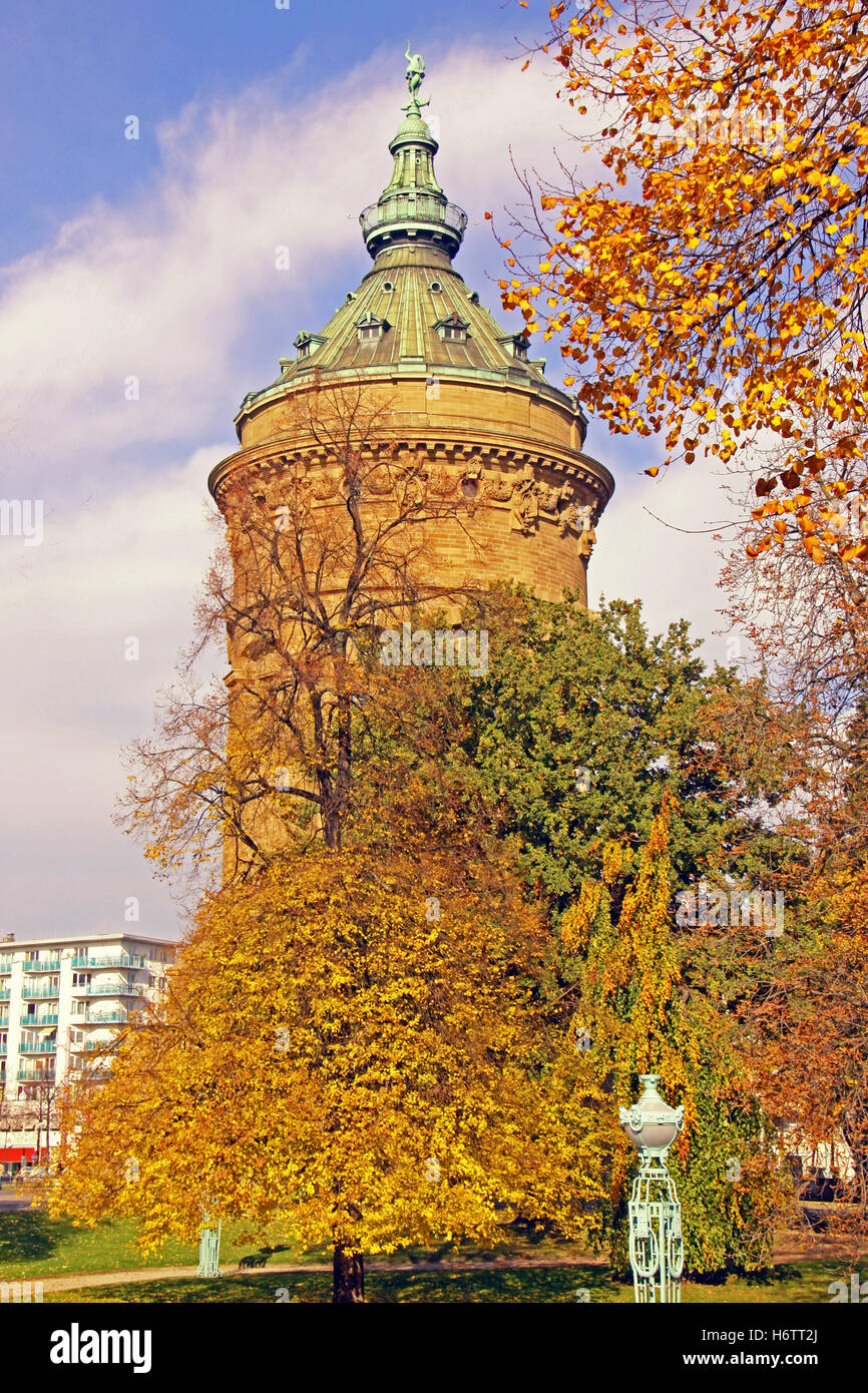 Water Tower, jugendstil, emblema, autunno autunno, storico autunnale, bere Foto Stock