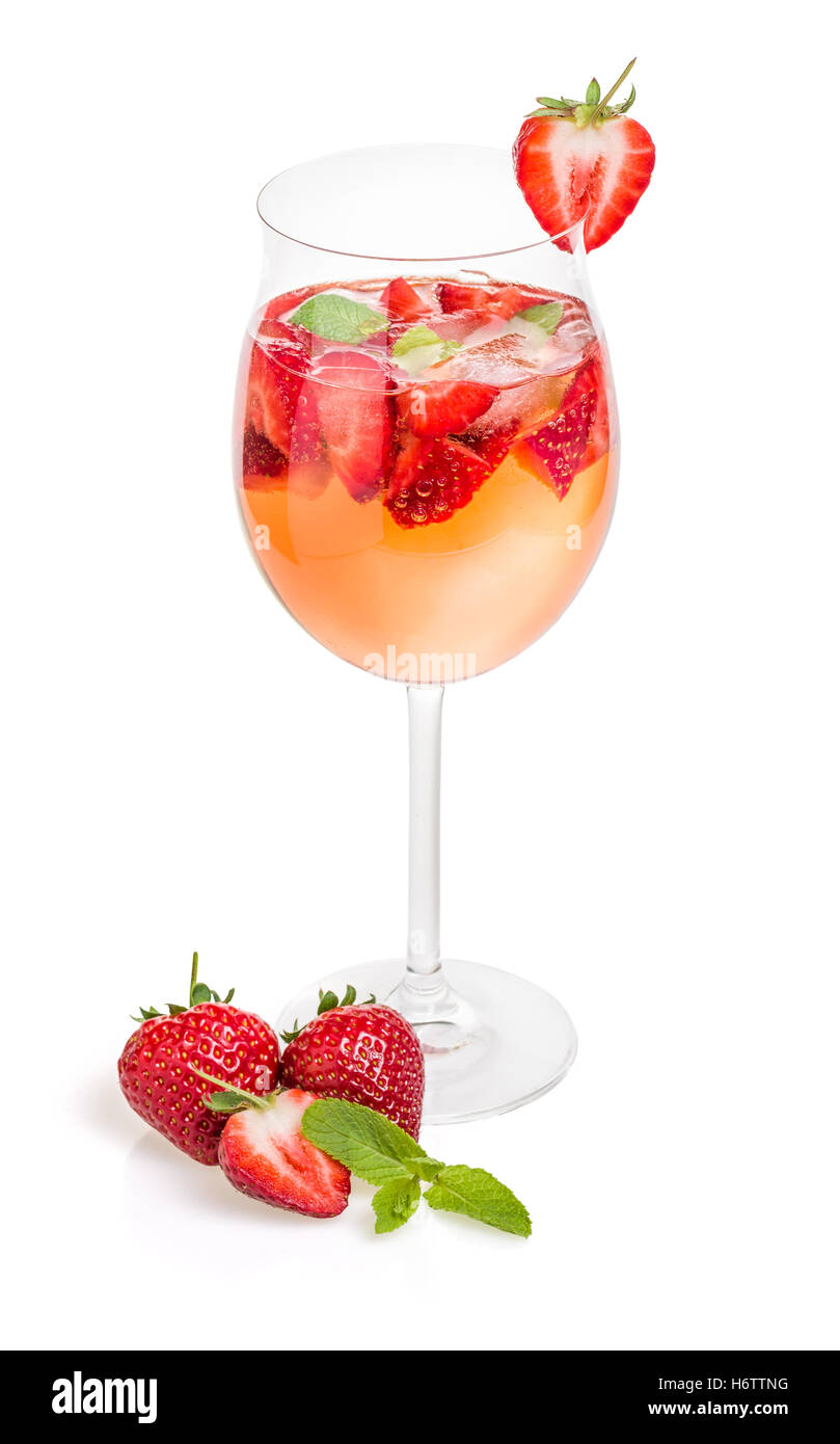 Cocktail con fragole e menta in un bicchiere da vino Foto Stock