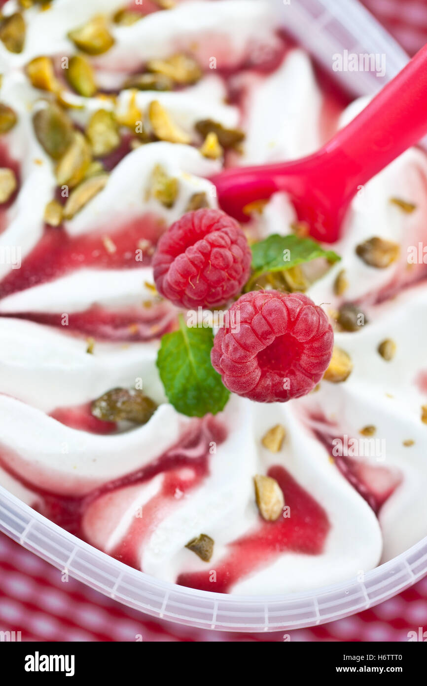Frutta gelato al lampone gelato dessert gelato macro close-up di ammissione macro vista ravvicinata freddo foto mature congelati della fotocamera Foto Stock