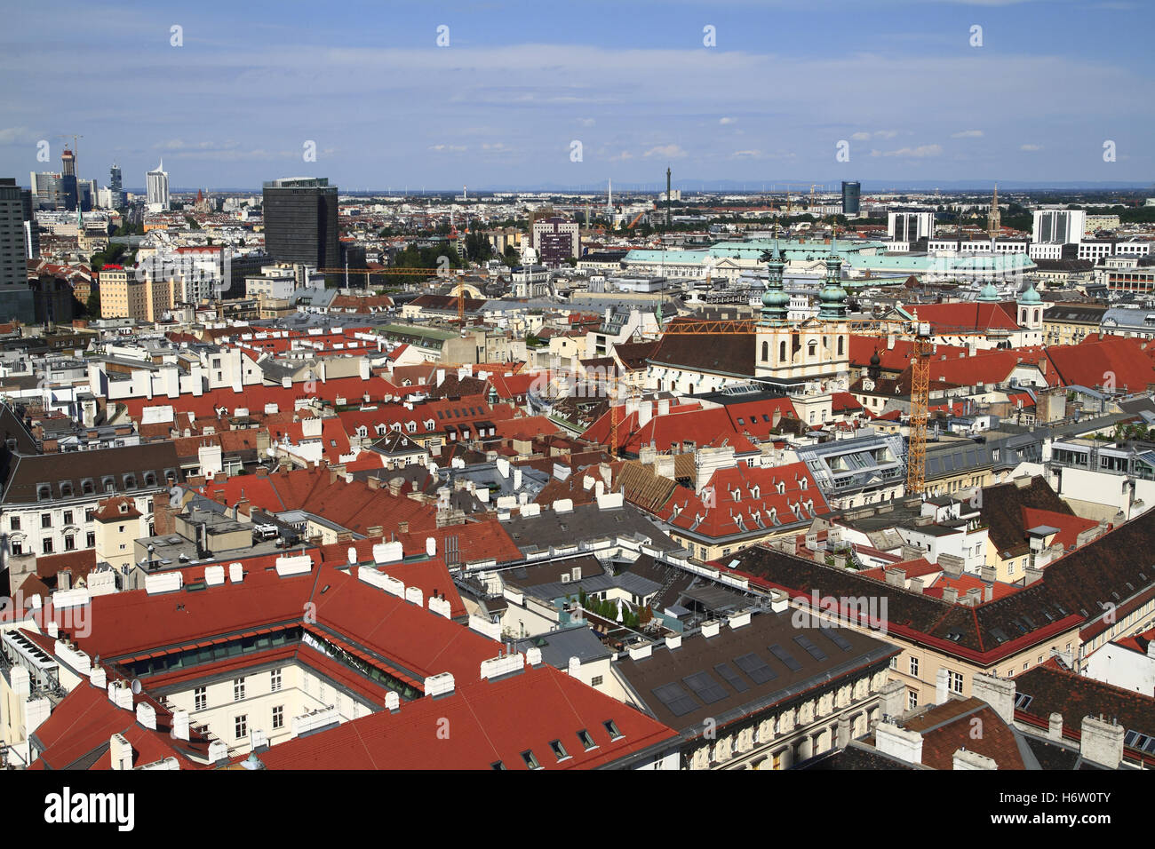 Città città vienna austria capitale downtown house building tower city città arte cultura nella vita della città famosa finestra oblò dormer Foto Stock